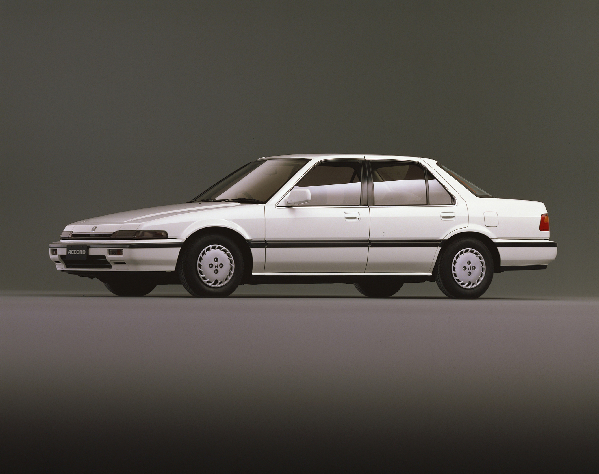Honda History Honda 歴代アコード 1985 1990年 3代目アコード セダンシリーズ 写真 19年 ホワイトエディション Efエクストラ特別仕様車 19年 Ca ホワイトエディション 特別仕様車 19年 Ca 2 0si Exclusive 追加 19年 2 0