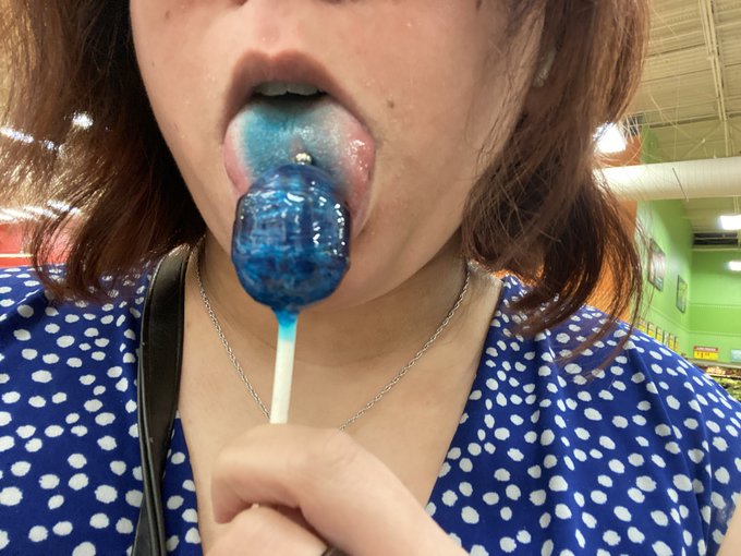 Been wanting to suck off someone for a few days now but since I can&rsquo;t for a few more weeks this big lollipop