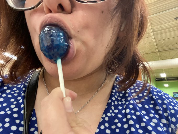 Been wanting to suck off someone for a few days now but since I can&rsquo;t for a few more weeks this big lollipop