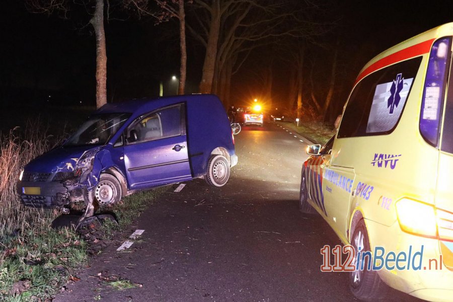 Bestuurder botst met zijn bestelwagen tegen boom in #Leusden. 112 in Beeld.