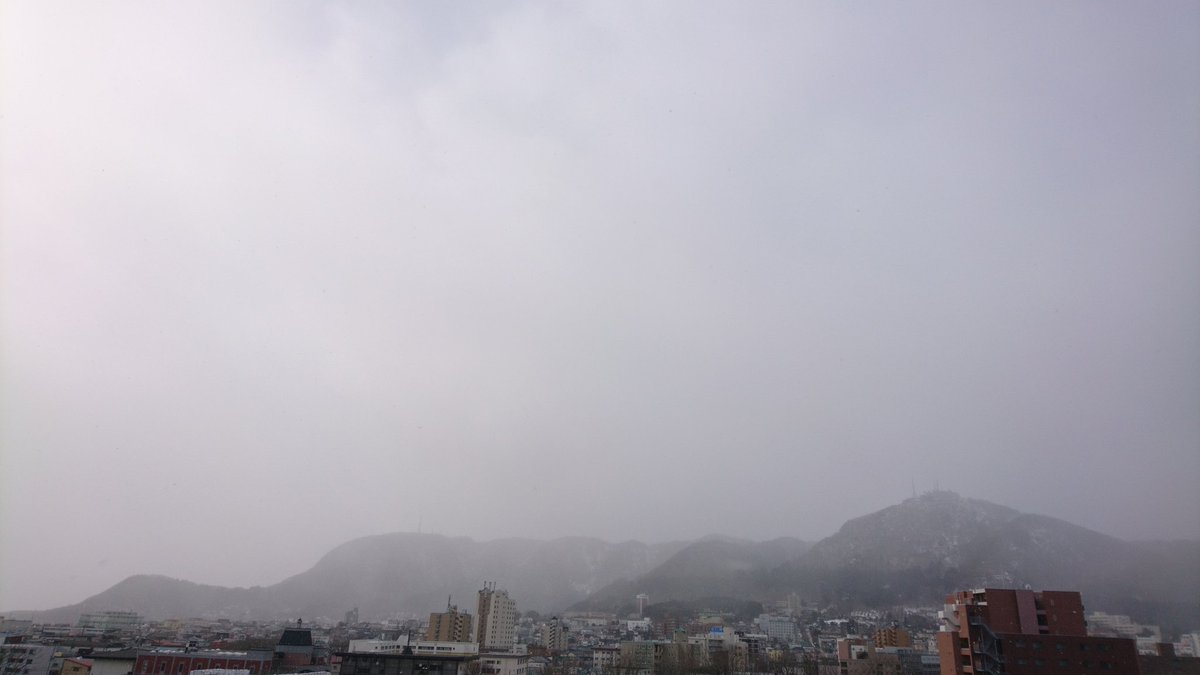 chocolatstaff's tweet photo. 1月25日AM10:00 晴れ時々雪 最高気温マイナス1℃

日差しはあるものの、ひっきりなしに雪が舞っています。
お天気は良いはずなのですが、霧のように白い雲が街を覆っています。

寒い中、お越し頂きありがとうございました😊

#ホテルショコラ函館
#函館
#写真
#ハコフォト
#山
#海
#空
#雲
#雪 https://t.co/GLlQwdO2OF