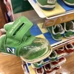 この発想は凄い。靴のサイズが適切かはっきりわかる!「newbalance」足先が透明になっている。