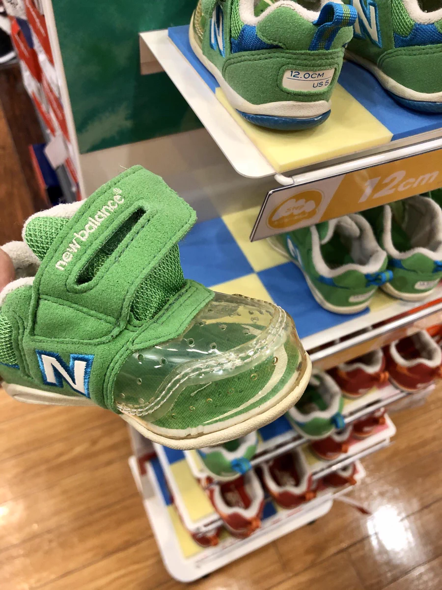 この発想は凄い。靴のサイズが適切かはっきりわかる!!「newbalance」足先が透明になっている。