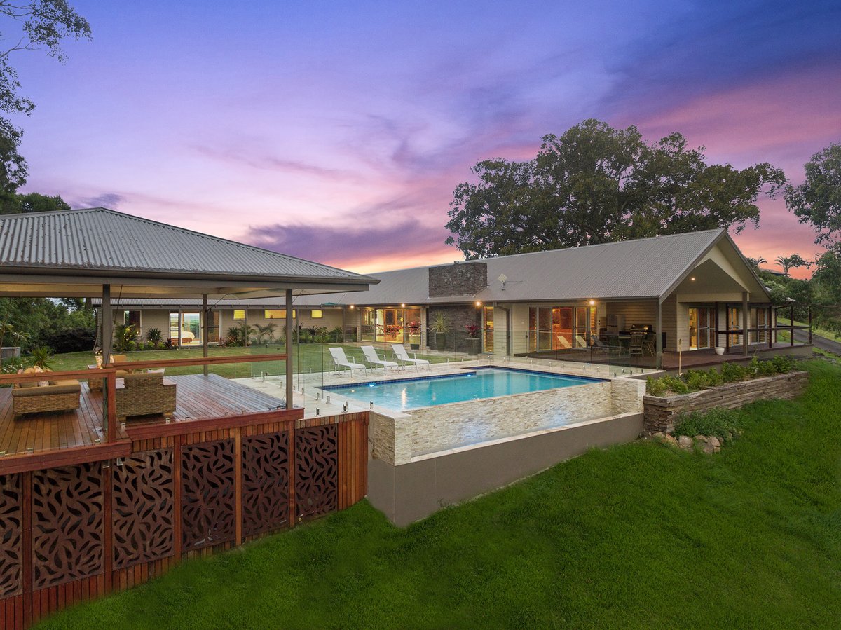 Sunsets or sunrises, there's a perfect spot for every view in this #ByronBay hilltop hideaway 💛🧡 bit.ly/ByronHilltopHi…