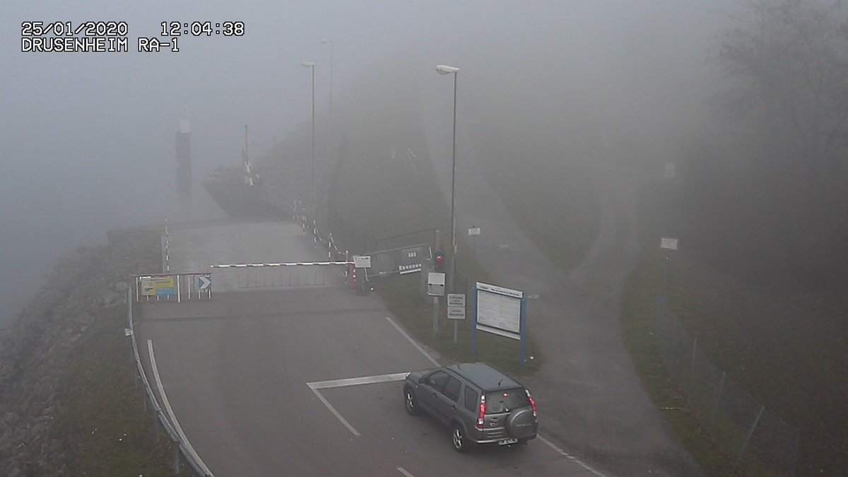 ITA6768's tweet photo. Bac de #Drusenheim à l’arrêt en raison du brouillard. Déviation sur la rive française par les D468, D29 et D2 via #Herrlisheim et #Offendorf et sur la rive allemande par la L87. @TopmusicAlsace @toutlebasrhin https://t.co/64Tw6Fm2El