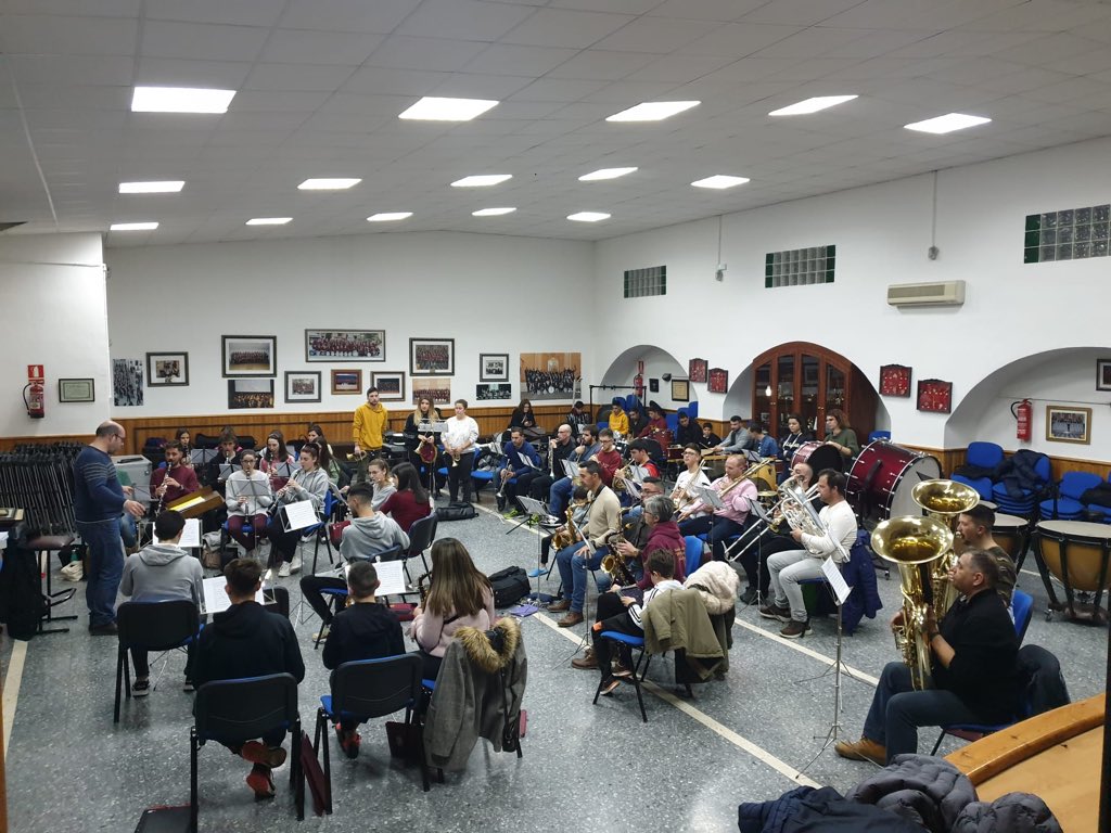BandaCullarVega's tweet photo. 🔴 EVENTOS| Imágenes del último ensayo antes del concierto, que tendrá lugar hoy con motivo del Año Jubilar de la Parroquia de Cabra, organizado por nuestra querida @ColumnaDeCabra 
Compartiremos sones con @JesusDespojado @FeyConsuelo 
.
.
#SuenaCúllarVega #BMFM2020 #SSCabra2020 https://t.co/Vlq0McFVNh