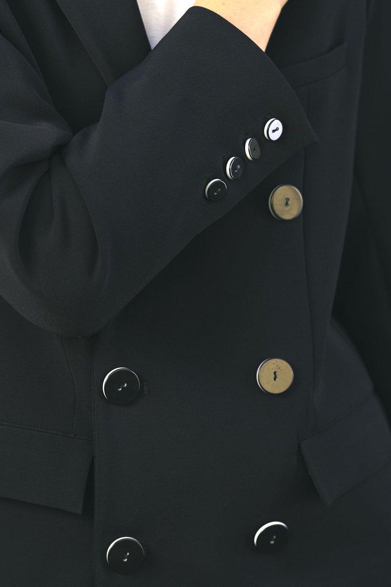 Laurier, le blazer noir idéal pour allier business et plaisir ! Restez élégante en toutes circonstances, sans renoncer au confort grâce à son tissu bi-extensible.
buff.ly/3877LM8
.
.
.
#matieresfrancaises #moderesponsable #textiles #madeinfrance