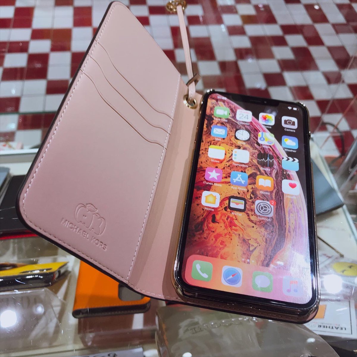 Foxinc 大人気 Michaelkors の Iphoneケース 手帳型でカード収納できます 付属のストラップが便利 Iphone 6 7 8 X Xs Xr 11シリーズ ピンクベージュ ライム レッド 10 780 税込 Fox 東急プラザ銀座 Hinkarinka Iphone Iphone11