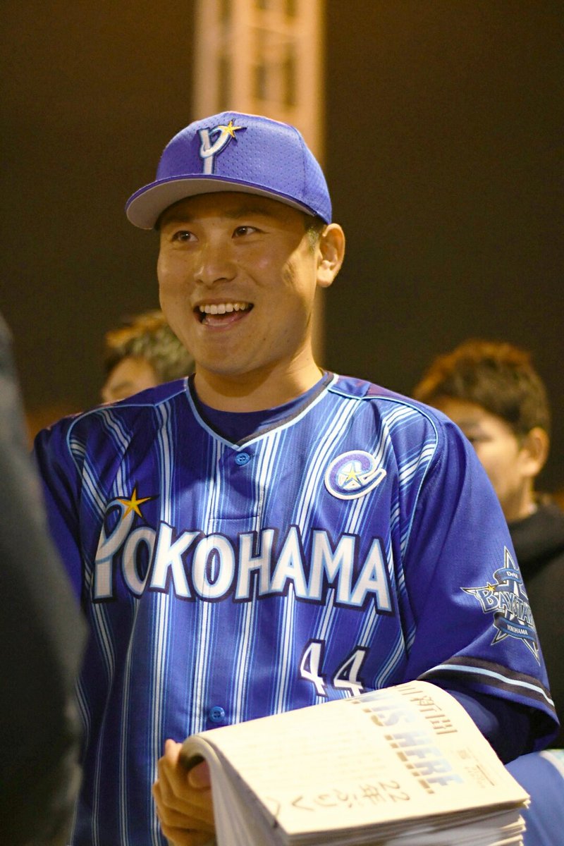 1/25 桜木町】佐野くん 新ビジターユニフォーム姿、笑顔で号外配り