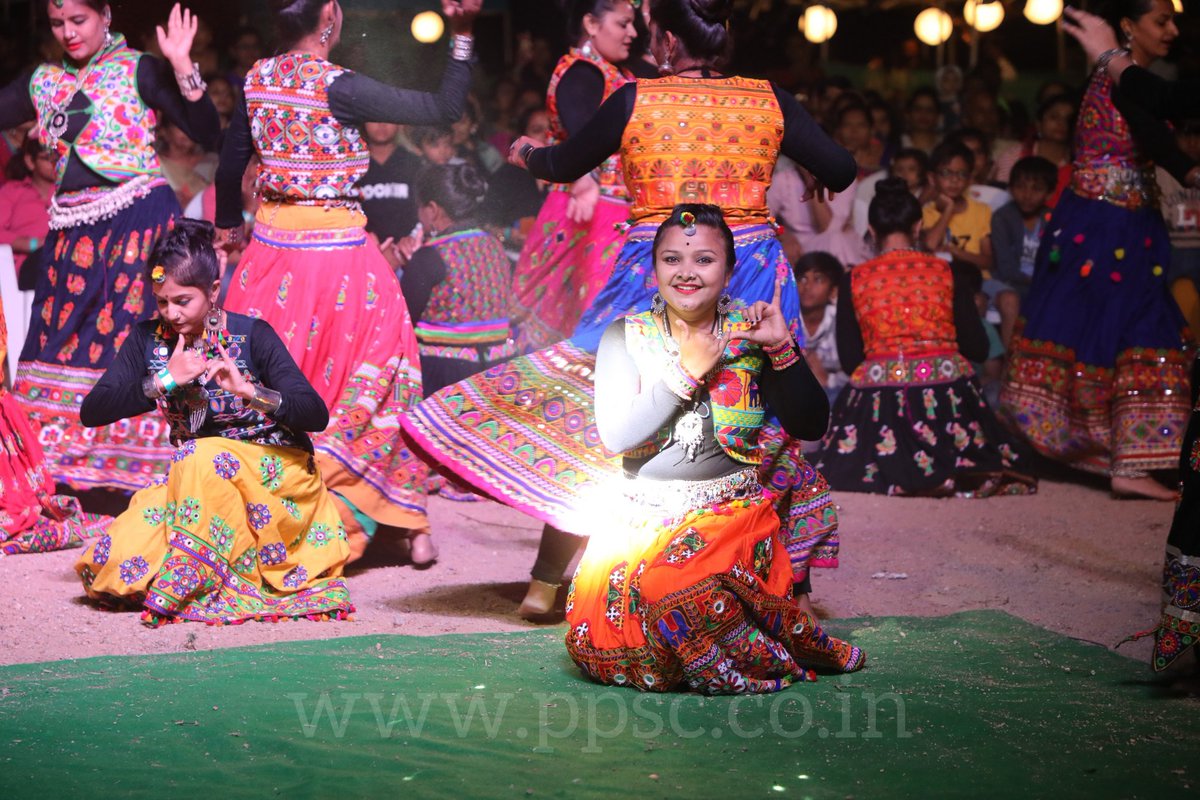PatidarPPL's tweet photo. T278 - Outstanding Performance by Garba Queen's 👸✌️👏👏👏 Kite festival 😎 #closingceremony #UTTARAYANFLEA #loveppsc #patidarpremierleague2019 #cricketcrazy #uttarayan2020 #day11 #cocacola #vivoindiatelangana #mahindraclub #belgiumwaffle #urbanpot #PPL2019 https://t.co/MidNSzOx8D