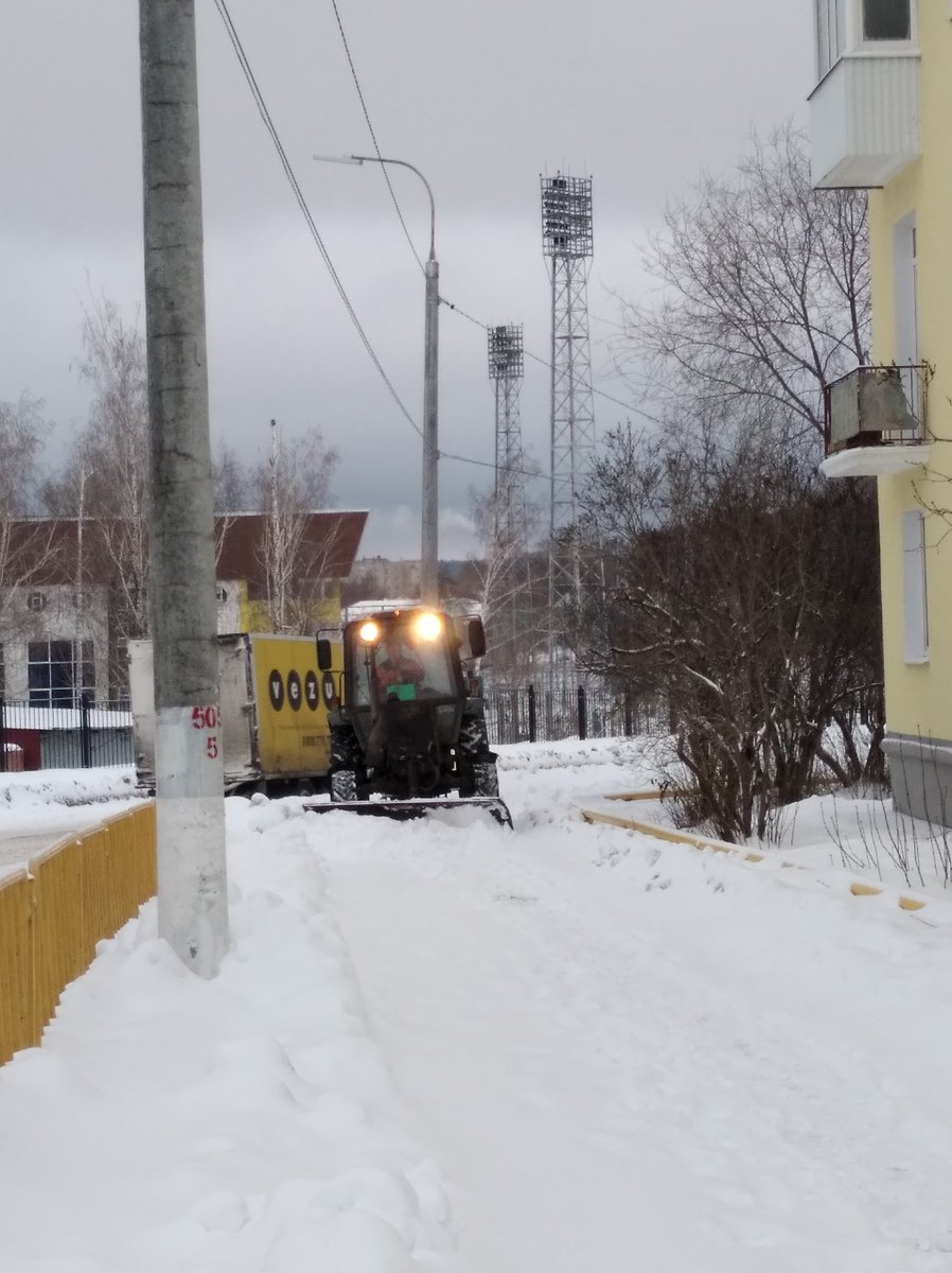 Finuprzhig's tweet photo. На тротуарах пока каша, но техника работает https://t.co/ZmTDdiRHZ8