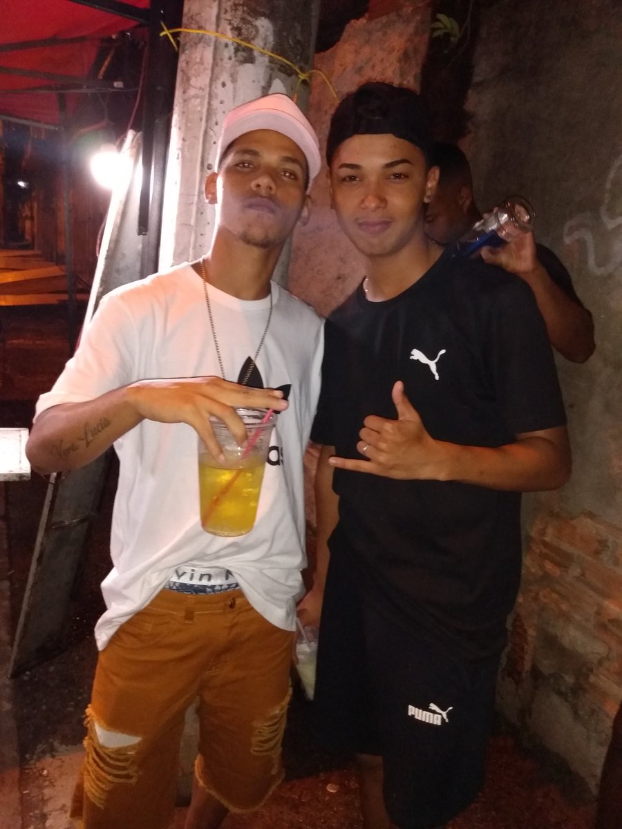 Wesleyxavie2's tweet photo. @DJRB_22 no baile do Beira Rio https://t.co/cco8gOoJoR