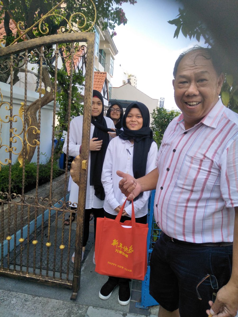 LajnaSG's tweet photo. #LajnaSG and young girls of #Ahmadiyya #Singapore marking #LunarNewYear by distributing goodies to #MasjidTaha neighbours! To all celebrating, wishing you a happy and prosperous #LunarNewYear2020 #GongXiFaCai @kindnessSG #LoveforAllHatredforNone @AhmadiyyaTimes https://t.co/jbl2dHtWOg