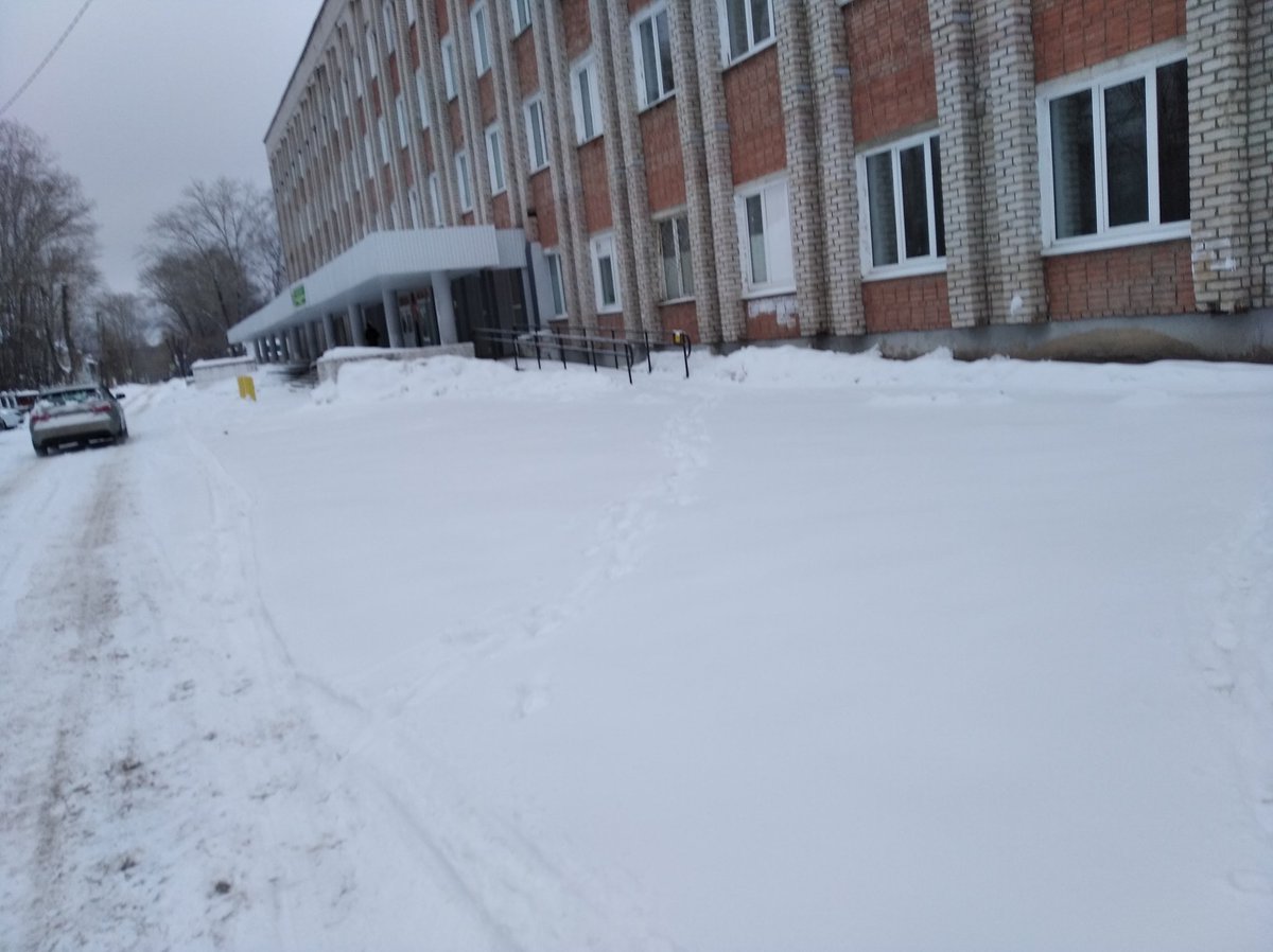 Finuprzhig's tweet photo. Не расчищены входы в центральную и детскую поликлиники https://t.co/HO7nWxgSKq