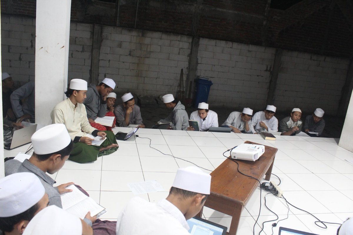 Mahadalyalfith1's tweet photo. #info.kegiatan
____
Kegiatan aktif MusyKub malam senin oleh para santri ma'had aly &amp; Ma'had Jami'ah al fithrah surabaya dalam mengasah ketelitian kitab² salaf (kitab Kuning). https://t.co/19LKueRpmQ