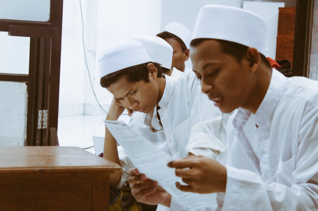 Mahadalyalfith1's tweet photo. #info.kegiatan
____
Kegiatan aktif MusyKub malam senin oleh para santri ma'had aly &amp; Ma'had Jami'ah al fithrah surabaya dalam mengasah ketelitian kitab² salaf (kitab Kuning). https://t.co/19LKueRpmQ
