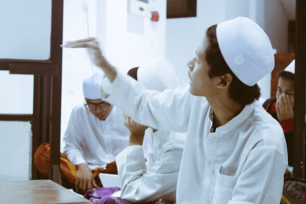 Mahadalyalfith1's tweet photo. #info.kegiatan
____
Kegiatan aktif MusyKub malam senin oleh para santri ma'had aly &amp; Ma'had Jami'ah al fithrah surabaya dalam mengasah ketelitian kitab² salaf (kitab Kuning). https://t.co/19LKueRpmQ