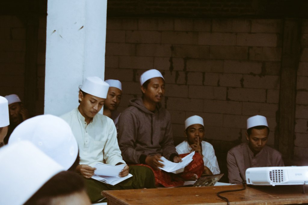 Mahadalyalfith1's tweet photo. #info.kegiatan
____
Kegiatan aktif MusyKub malam senin oleh para santri ma'had aly &amp; Ma'had Jami'ah al fithrah surabaya dalam mengasah ketelitian kitab² salaf (kitab Kuning). https://t.co/19LKueRpmQ