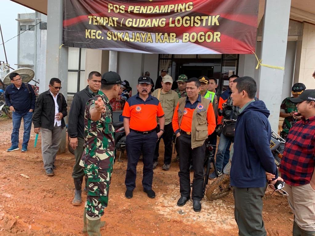 BNPB_Indonesia's tweet photo. Peninjauan dipimpin oleh Bapak Komaruddin dan diikuti oleh perwakilan dari Kemenko PMK, PUPR, KLHK, LAPAN, BIG, Pemerintah Daerah setempat dan unsur TNI/Polri. https://t.co/vFMBY15Lfd