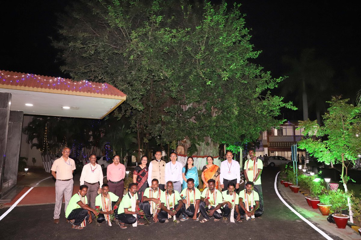 Resurrection of The Banyan Tree-Shri Hari Mohan, DGOF&amp;Chairman,Smt.Neelam Mohan,Chairperson,AIOFWWA,Shri Sanjeev Kishore,Sr.GM/HVF,Neeraj Saxena,President,WWA/HVF,  alongwith the team which helped revive the Banyan tree that was uprooted during the Vardha storm during 2016