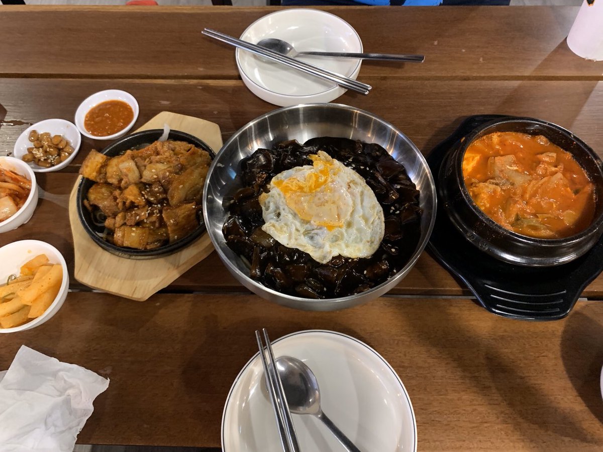 thursdayinmayyy's tweet photo. ร้านบ้าอะไรวะเนี่ย มากี่ทีก็อร่อยไม่แผ่ว แล้วให้โคตรรรรรเยอะ ลองมากี่เมนูๆก็ดี ไม่พูดเยอะนะ ชั้น B ที่เดอะสตรีทรัชดา ถ้าเห็นแล้วยังไม่มาก็คือพลาด จริง 🤷🏻‍♀️ https://t.co/hQMOkWmBrm