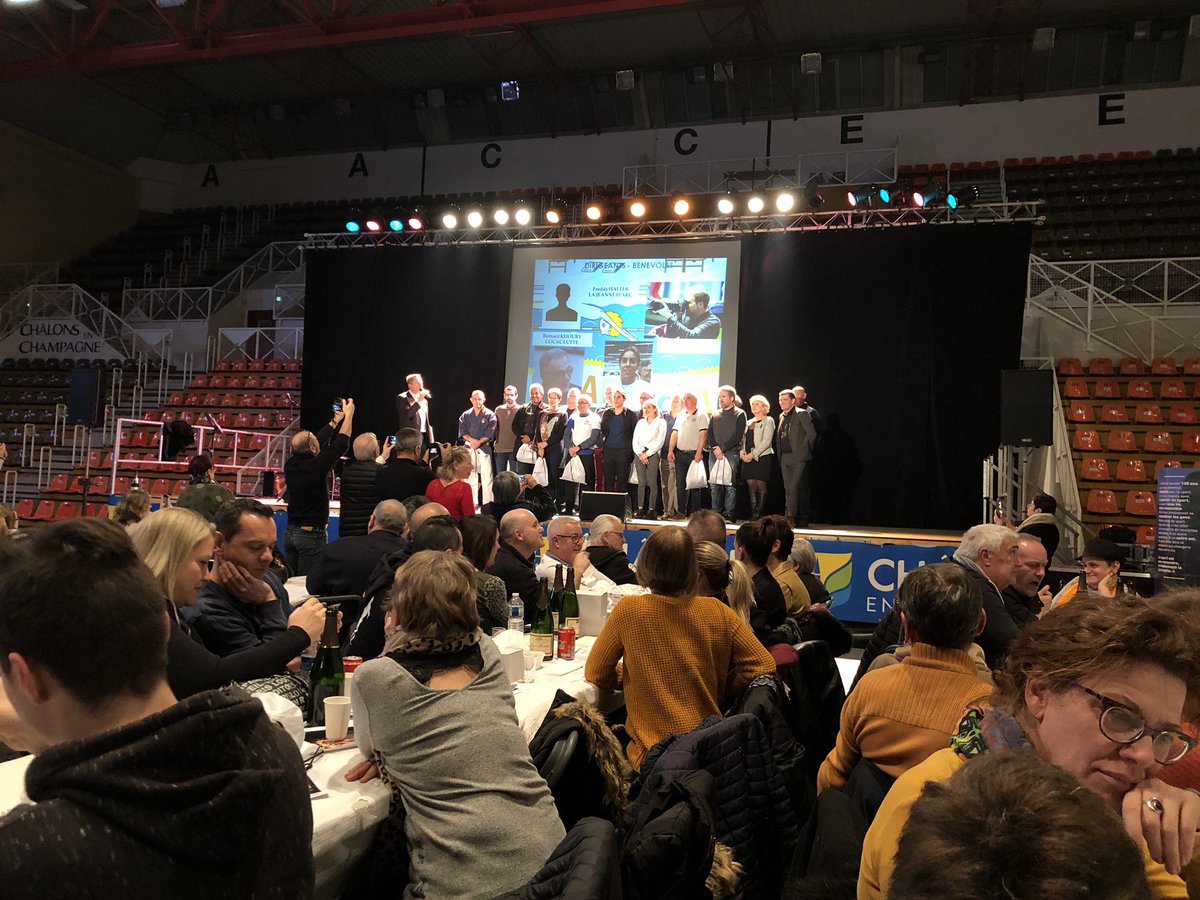 EmmanuelLagler's tweet photo. Rdv incontournable de ce début d’année : le gala des sports de @VilledeChalons en partenariat avec l’ #OfficeMunicipaldesSports .
Bravo à tous ces champions👏🏆,  dirigeants de clubs et bénévoles qui œuvrent chaque jour pour notre bonheur 🙏👌@ToutChalons @foxooChalonsEC https://t.co/ul4uCiLsFF