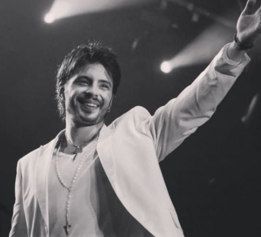 Денес ќе наполнеше 39 години..веројатно ќе се јавеше од Лондон помеѓу некој концерт или снимање да се заблагодариш за честитките и да не разубедуваш дека не си ги заборавил Македонија и своите фанови иако си таму далеку. Денес ти покажуваме ние дека не сме те заборавиле.единствен