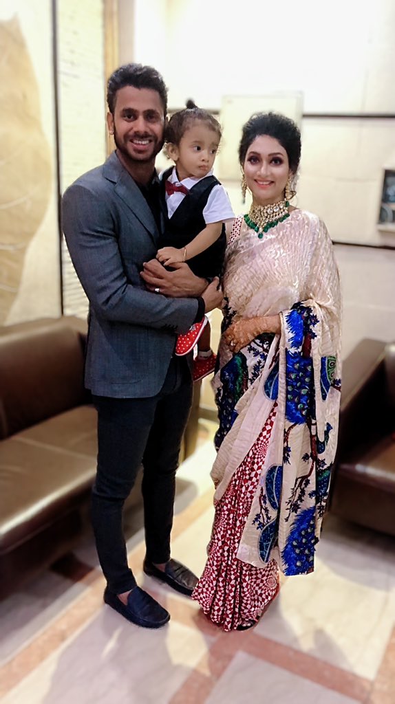 roy_susmita7's tweet photo. 👪❤️🧿 #readyforreception #behenkishaadi https://t.co/ItCsYL78kv