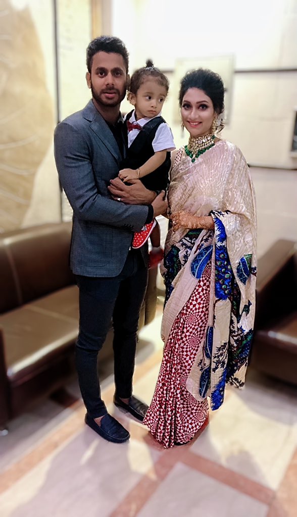 roy_susmita7's tweet photo. 👪❤️🧿 #readyforreception #behenkishaadi https://t.co/ItCsYL78kv