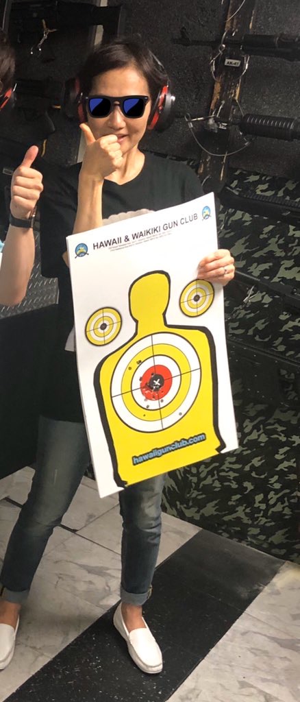 妻、ハワイで銃を撃った後に母親のスコアと自分のスコアを見比べ、嫁姑戦争になったら確実に勝てないので姑と今後も仲良くしようと誓ったらしいです。 