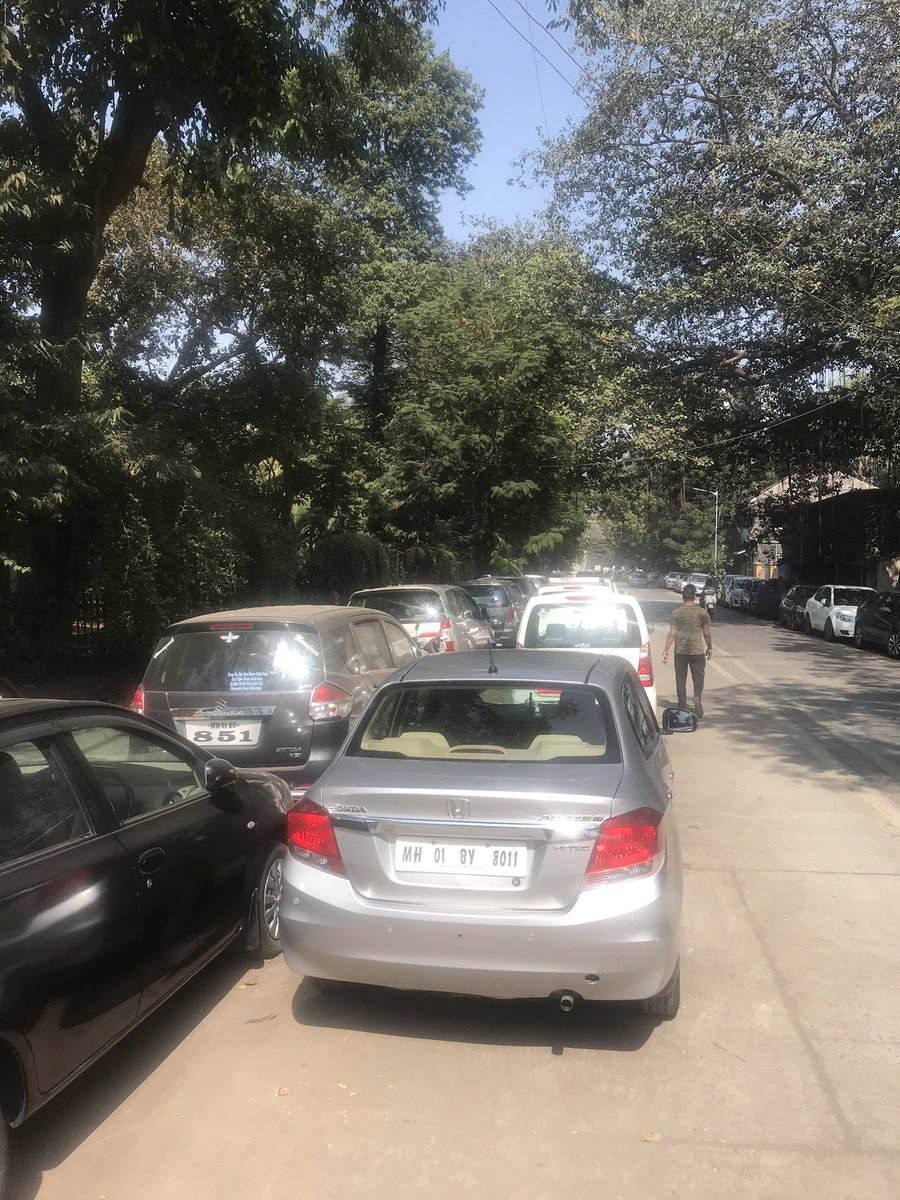 subhashmotwani's tweet photo. @CPMumbaiPolice @RoadsOfMumbai @AUThackeray @MumbaiPolice @republic #mumbai24x7 - Boman Kawasji Boman Behram Marg, #Colaba at 1330 hrs, double parking galore -1, set the day right before considering night life #mybmc , where is law &amp; order #environmentdisaster #highpollution https://t.co/XvSPKgp2hF
