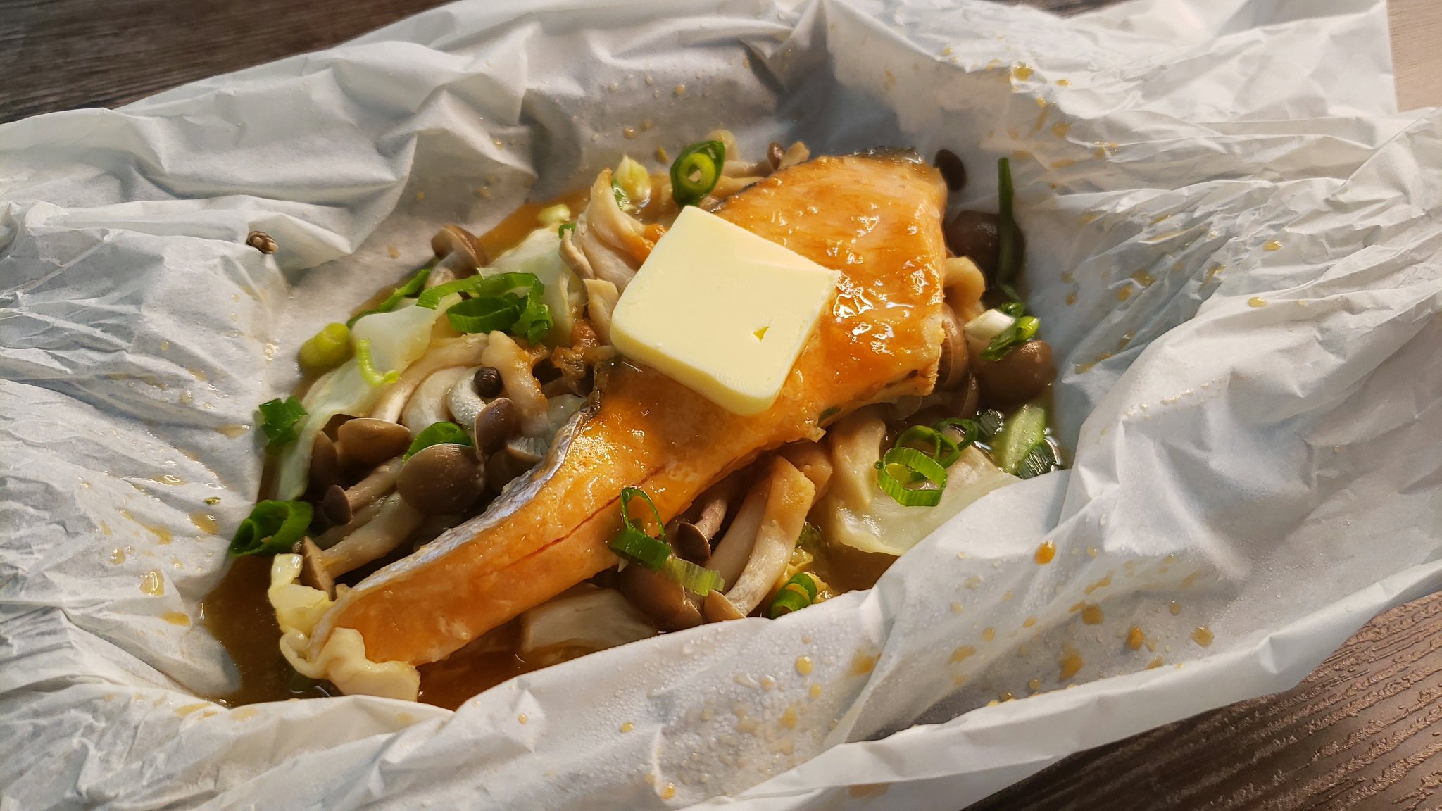 リュウジ 料理のおにいさんバズレシピ レンジで出来る 紙包み料理 が食材の香りを逃がさず 極上の仕上がりです レンジ紙包 ちゃんちゃん蒸し キャベツ80g しめじ50g 鮭1切をクッキングペーパーにのせ 味噌大1 醤油小1 砂糖小2 酒大1 味の素3