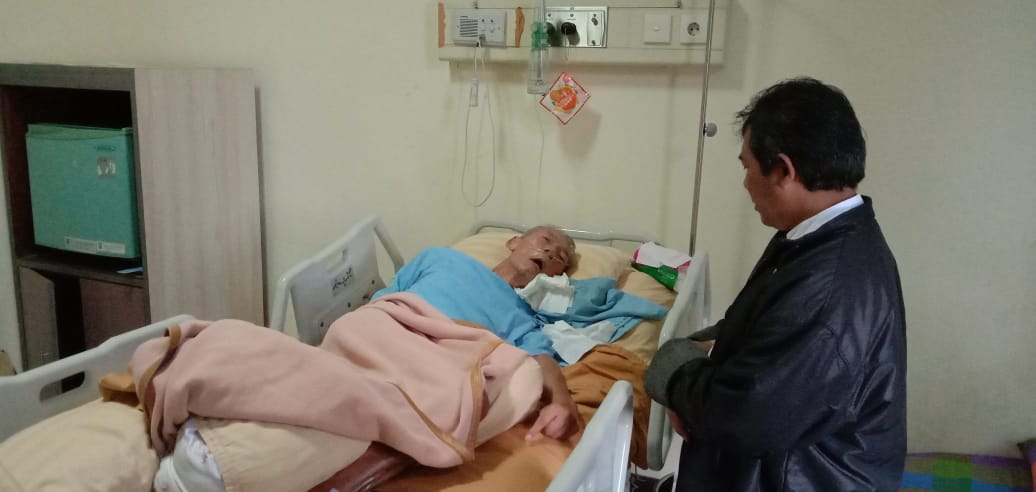 kidung_syafaat's tweet photo. Sebelum nanti malam melingkar di @gambangsyafaat pagi tadi Pak Ilyas &amp; beberapa penggiat Kidung Syafaat membesuk Prof. Arief Budiman atau Soe Hok Djin di RSUD Salatiga. Beliau adalah kawan seperjuangan Mbah Nun ketika mengkritisi orde baru.
#GSJan
#PrayforSoeHokDjin https://t.co/siRqq76hfH