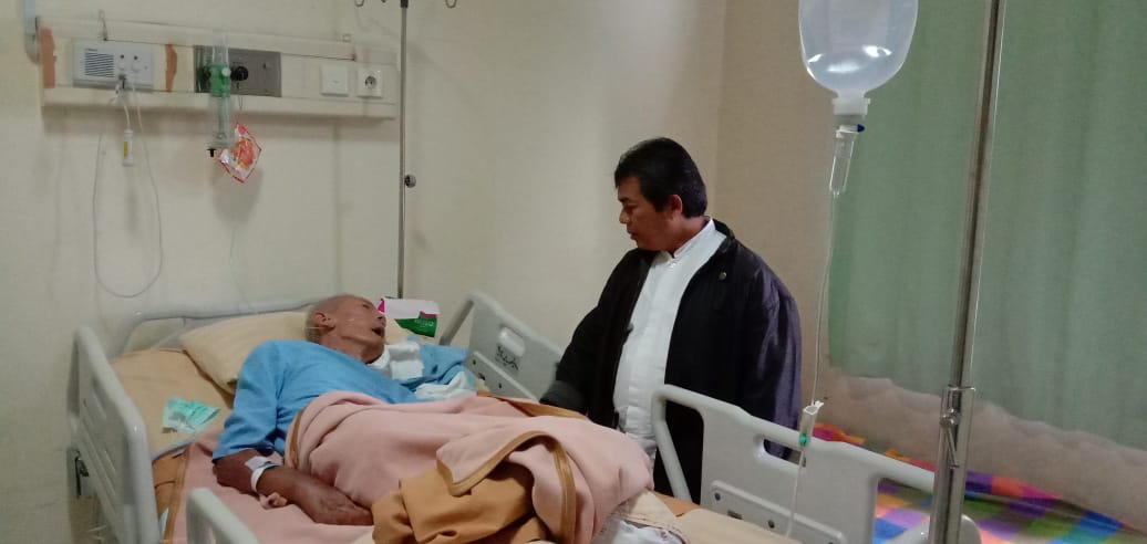 kidung_syafaat's tweet photo. Sebelum nanti malam melingkar di @gambangsyafaat pagi tadi Pak Ilyas &amp; beberapa penggiat Kidung Syafaat membesuk Prof. Arief Budiman atau Soe Hok Djin di RSUD Salatiga. Beliau adalah kawan seperjuangan Mbah Nun ketika mengkritisi orde baru.
#GSJan
#PrayforSoeHokDjin https://t.co/siRqq76hfH