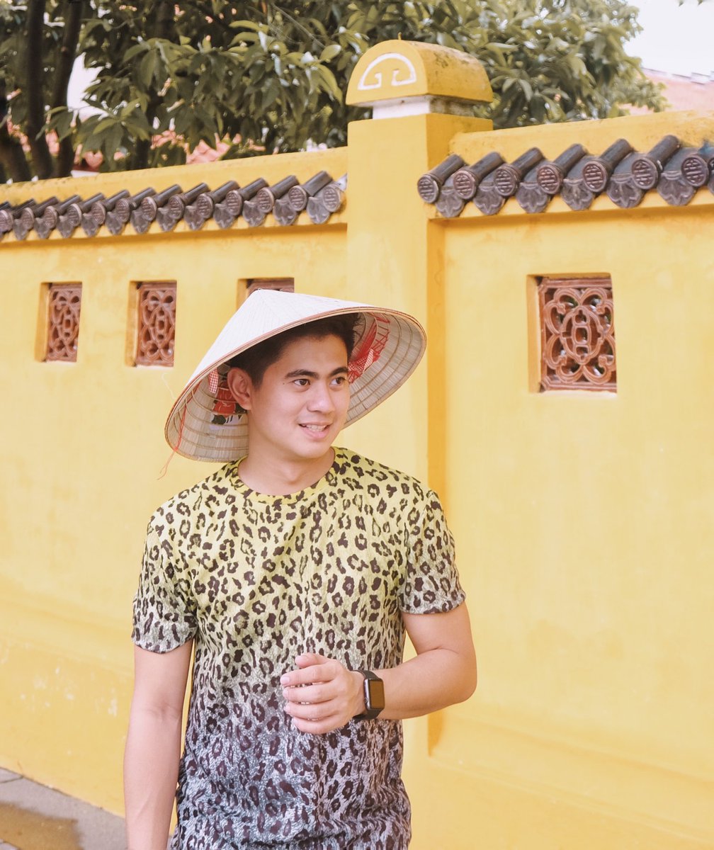 dijeyjaro's tweet photo. Pairing this Vietnamese cone hat with my animal printed shirt, plus that constipated smile. ๐
#ootd #instapogi #igdaily #like #menswear #style #tees #hanoi #vietnam https://t.co/t2KWZzB5ed