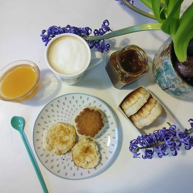 Bonjour ! C'est l'heure du petit déjeuner 😋
Je ne sais pas pourquoi, mais à chaque fois que j'ai des jacinthes, elles se plient et retombent 🤔
#petitdejeuner #scones #regentspark #cappuccino #jacinthe ift.tt/2NVP5XU