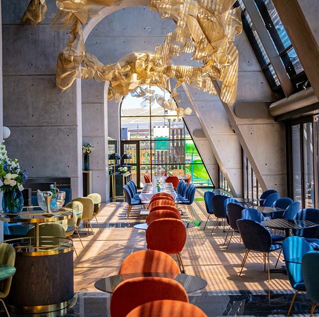 Sandton Central's glitziest new restaurant and pool deck, @aurumrestaurantza, located on the 7th floor of Africa's new tallest skyscraper @theleonardosa is now open! Read our review of this spectacular new space at the *LINK IN BIO* ⁠
.⁠
.⁠
#sandton #sandtoncentral #theleona…