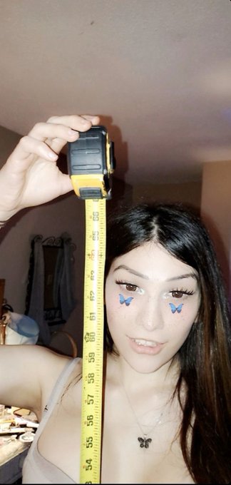 Im 5&rsquo;7&rdquo; ❤️😊 for everyone wondering https://t.co/wkDtDf8ex6<a href="/tag/girlgamers"class="tags"><span>#girlgamers</span></a>