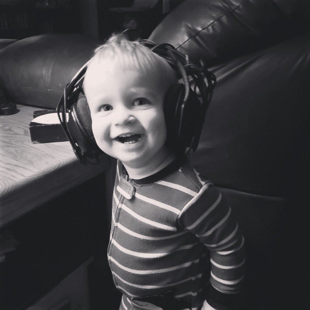 KoziWaifu's tweet photo. Love me some him. Y’all he already picks up a controller and acts like he knows what he’s doing lol. #gamerbaby #xbox #righeadset #carter https://t.co/nhlRc440hi