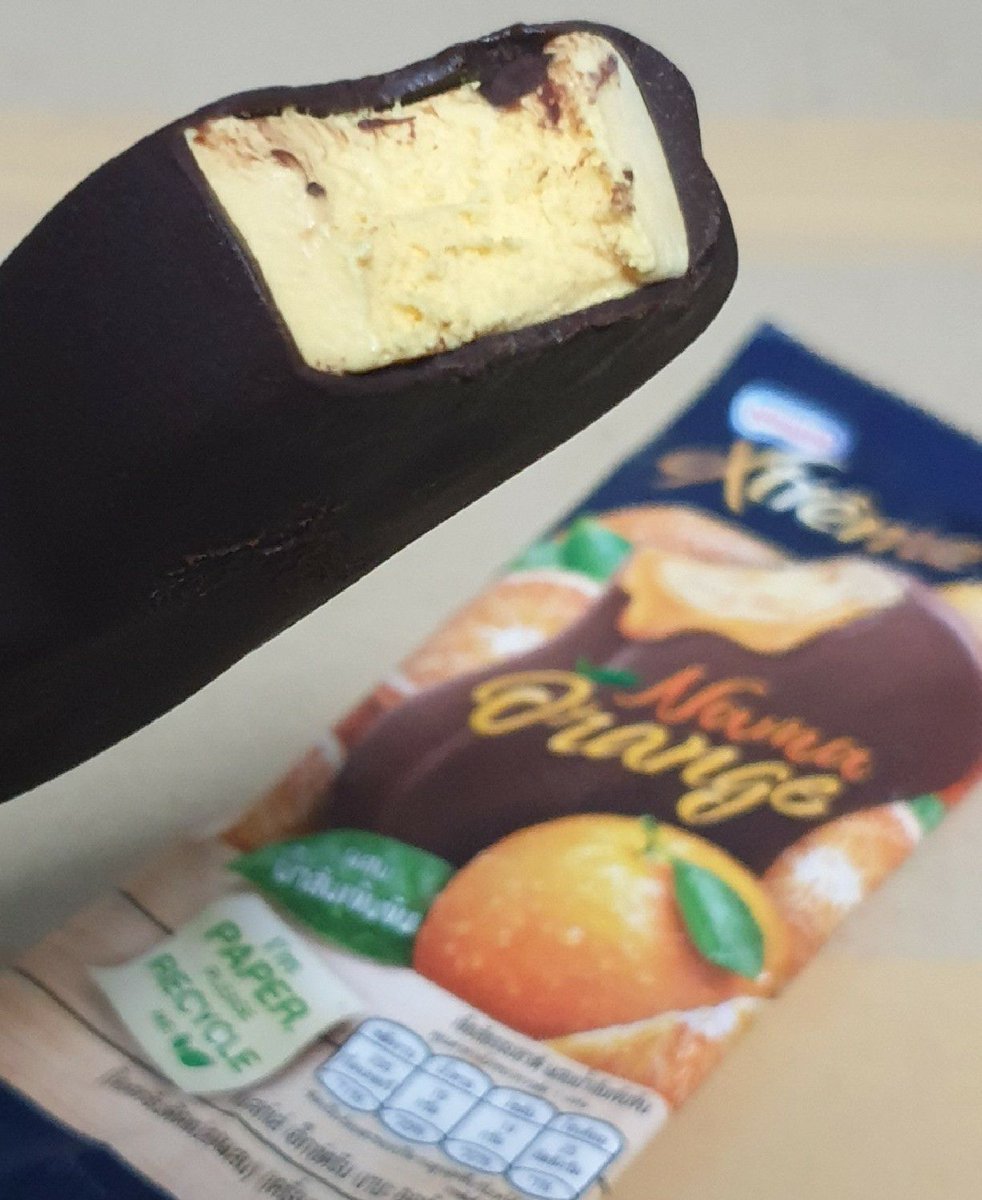 earthperspect's tweet photo. Nestle Extreme Nama Orange
ไอศกรีมส��มที่มีความส้มแบบสังเคราะห์ (ไม่ใช่แบบเชอร์เบท) รสออกหวานนัวๆ 
มาเจอกับช็อคโกแลต Nama ที่เป็น Dark choc ออกขม ตอนแรกก็คิดว่ามันน่าจะเข้ากัน แบบกาแฟ+ส้ม แต่ปรากฏว่า...

รสมันแหยะๆแปลกๆ จะว่าอร่อยก็ไม่ได้ จะว่าไม่อร่อยก็ไม่เชิง  อาจจะแล้วแต่คนชอบ/ https://t.co/YBYJxeEAgj