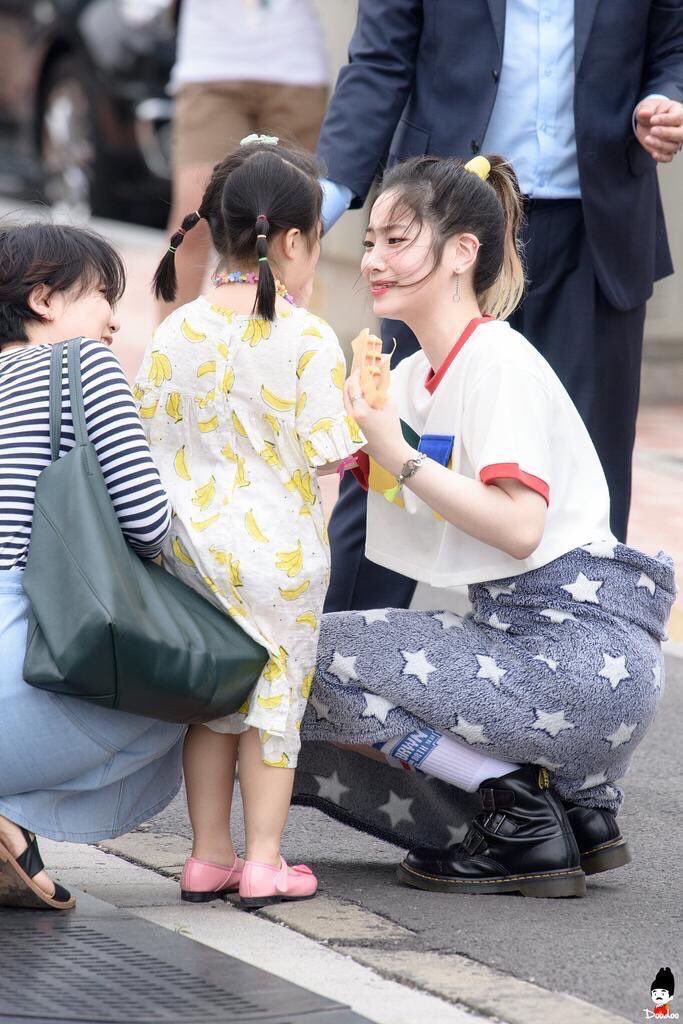 dainagon1999's tweet photo. ワッフルを落とした女の子と一緒に泣き、そして��顔で元気にさせるって本当にダヒョン良い人。 https://t.co/KQD7dqBx3R