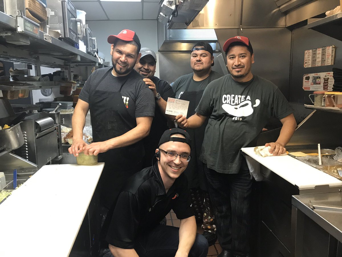 AudinoJulie's tweet photo. #ATLtime #Chilislove #Foodperfection #Bestteamever @chilisAllen.  My HOH team rocked it tonight... ZERO steak Comps...zero long ticket times @bobthetomato_99 @Ernest___Perez  My CSL @hook_bo  owned his mid Mgr role and spur headed the Flow!! Whoop Whoop https://t.co/7krFZXMEjn