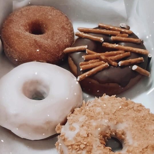 LOKALza's tweet photo. I can’t say cheese, I’m vegan. Lettuce! 🍩 @that.doughnut.guy (on Instagram) dropped off some filled sourdough douies and V E G A N ring donuts and they definitely did NOT disappoint! 🤩 https://t.co/l0uUAj2jct