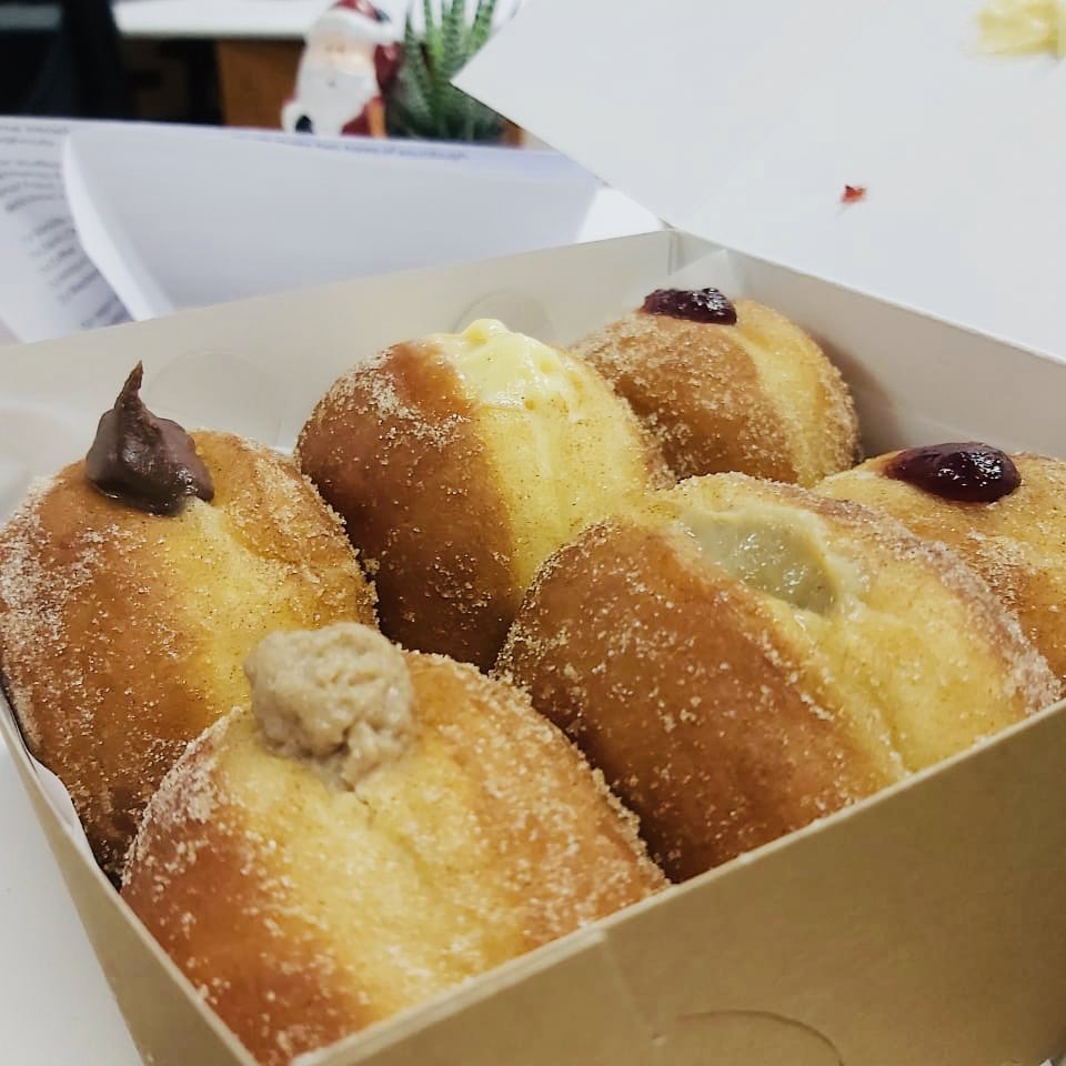 LOKALza's tweet photo. I can’t say cheese, I’m vegan. Lettuce! 🍩 @that.doughnut.guy (on Instagram) dropped off some filled sourdough douies and V E G A N ring donuts and they definitely did NOT disappoint! 🤩 https://t.co/l0uUAj2jct