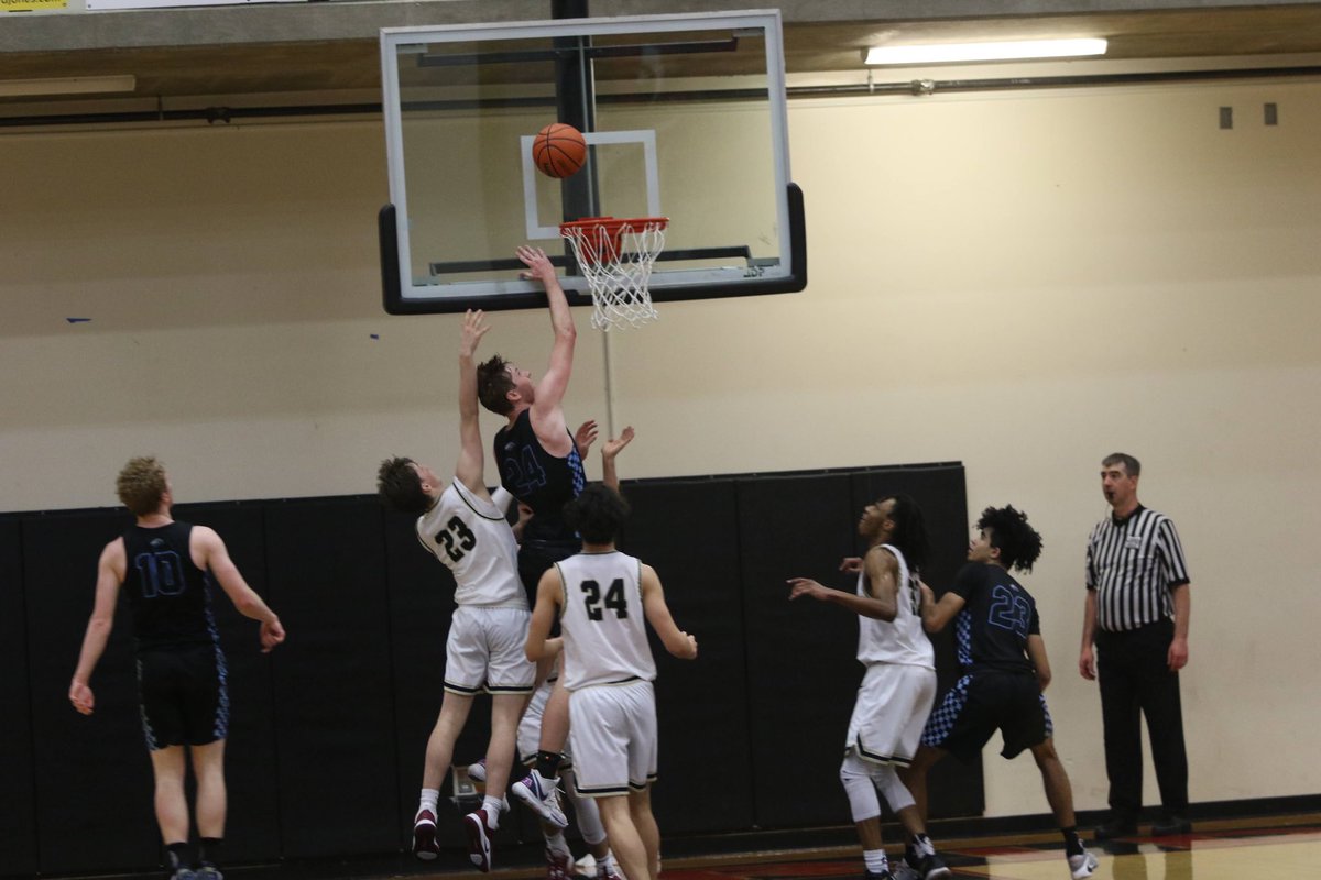 SRHSsquawk's tweet image. .@SRHS_Basketball brought it to within two in the final quarter, but ultimately fell short, losing 63-53 in an exciting conference home game against @Maverick_Hoops. #opreps