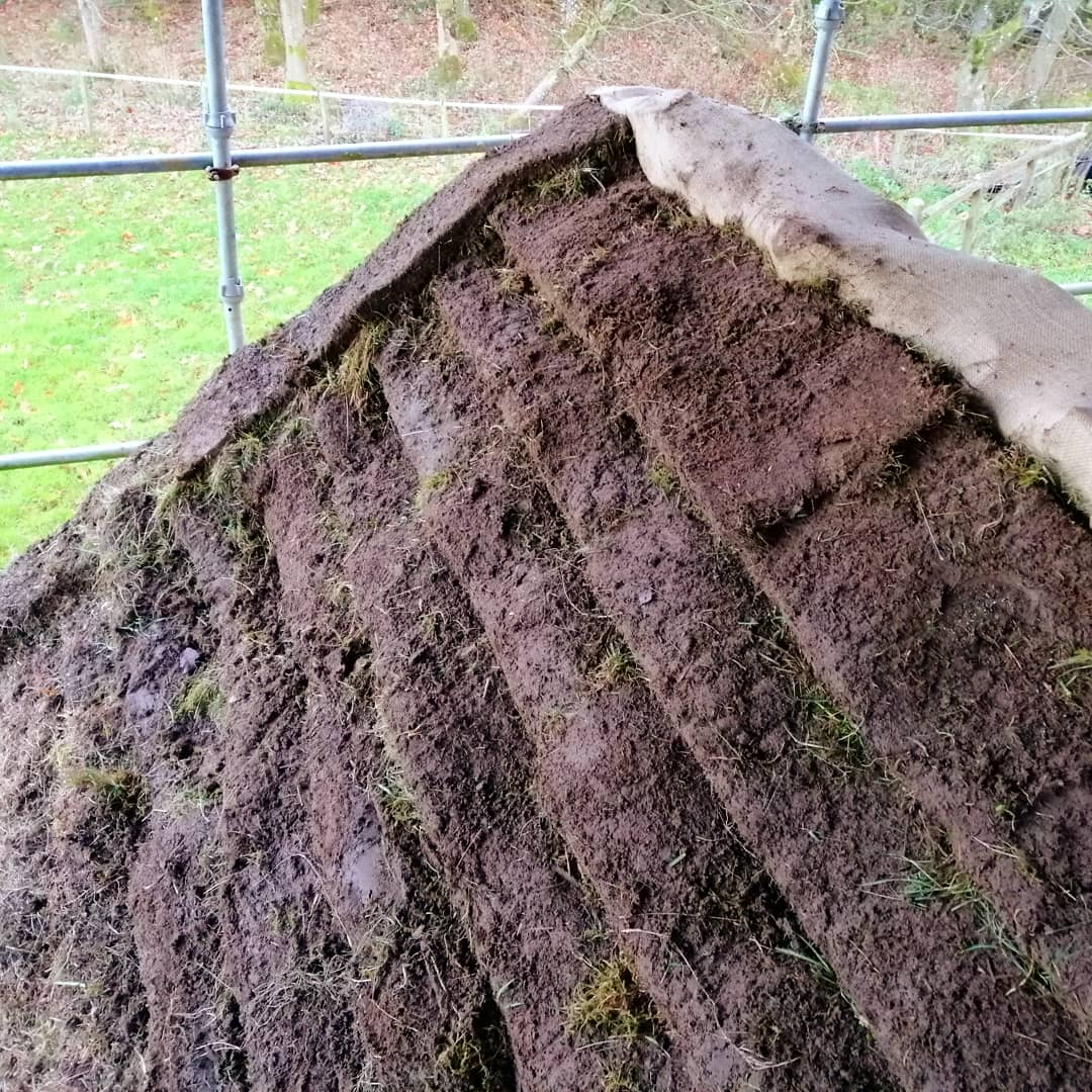 archaeobuild's tweet photo. Working with #turf, #clay and #straw in South #Scotland. A stapple, or stob #thatch, typcal of the Solway area and ambitiously built from scratch with support from @HistEnvScot. #vernaculararchitecture #naturalbuilding #earthbuilding #cob #mudwall #craftsmanship #archaeobased https://t.co/NnKarXV3M6
