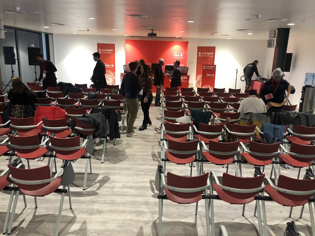 carmenboned's tweet photo. Desde les 9 del matí hem començat a acreditar nos com a delegats/delegades del 4Congrés 🌹@FSEPSOE ‘Una Eivissa d’oportunitats’. #estamenmarxa #persones #territori #igualtat #sostenibilitat #drets https://t.co/DqzFhnofrn