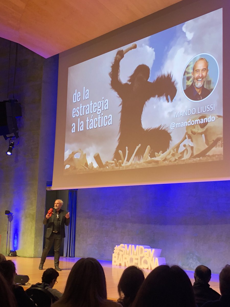 Es la primera vez que vemos un ponente con una fucking langosta en el hombro. Grande <a href="/mandomando/">Mando Liussi 🇪🇺</a>!! 👏🏻👏🏻👏🏻 #SMMDay