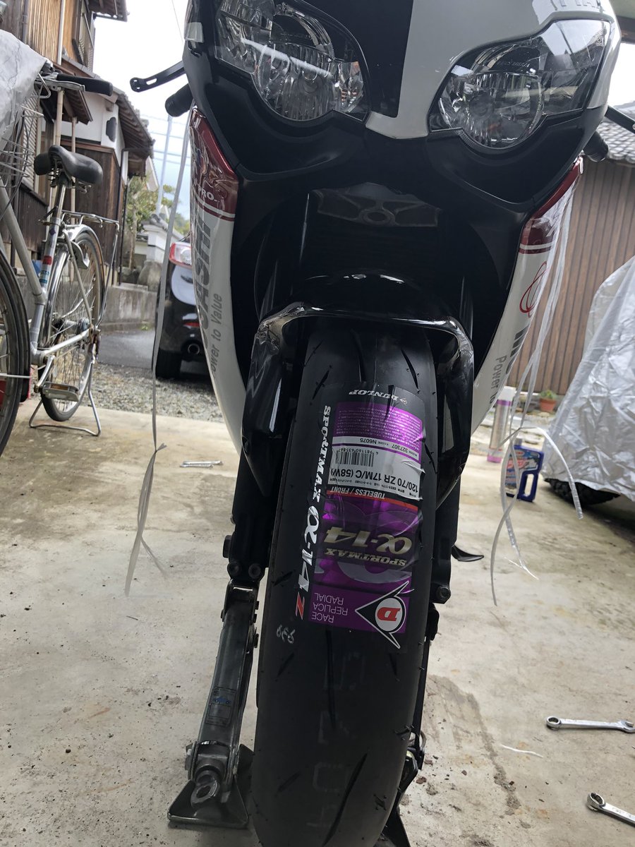 Zumi Cbr1000rr タイヤ交換完了 後ろは55にして迫力アップ Zumi Cbr1000rr タイヤ交換完了 後ろは55にして迫力アップ