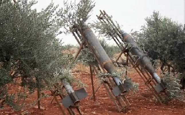 CengizYorgun6's tweet photo. Muhalif gruplardan Tahriruş Şam'a bağlı topçu birlikleri, İdlib'in doğusundaki #Halben köyünde konuşlu bulunan Esed rejim milislerini #Top ve #fil füzeleriyle vurdu. Yapılan atışlar sonucu rejim milislerinin #isabet aldığı bildirildi. https://t.co/V4vo8edcjX